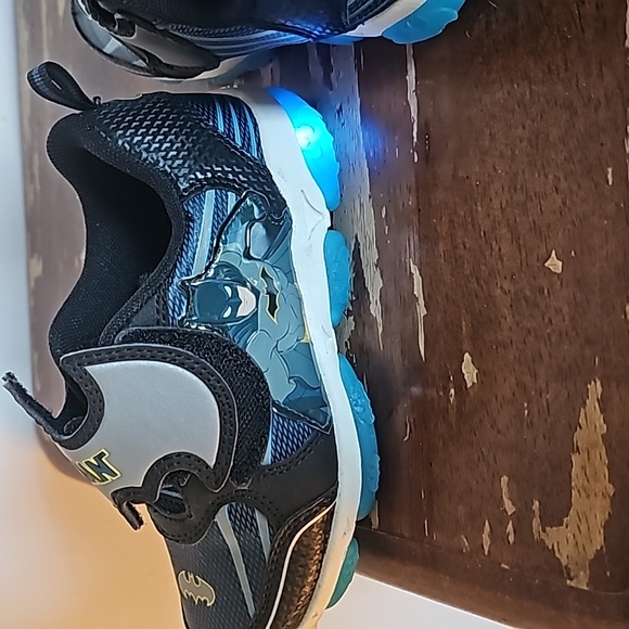 Kids light up batman sneakers - Picture 5 of 9